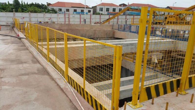 楼层护栏图片    基坑护栏制作方法:基坑临边防护栏全部由钢结构壮缮